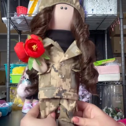 Сувенірна текстильна лялька захисниця військова, 37 см