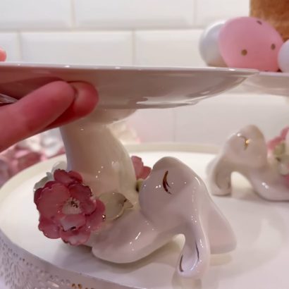 Декоративна біла підставка з порцеляни зайчик Великдень