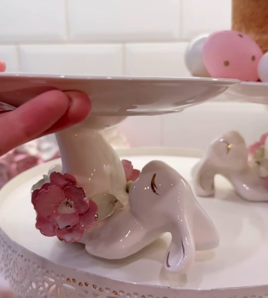 Декоративна біла підставка з порцеляни зайчик Великдень