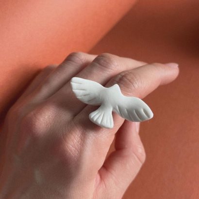 Жіноче колечко біла голубка миру з полімерної глини