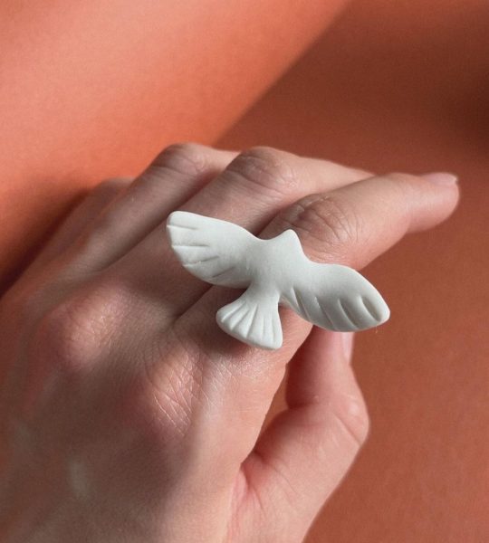 Жіноче колечко біла голубка миру з полімерної глини