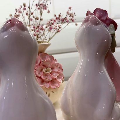 Декоративний білий порцеляновий зайчик з трояндою сувенір