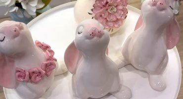 Чарівний подарунок на Великдень: порцеляновий білий зайчик з квіткою рожева троянда