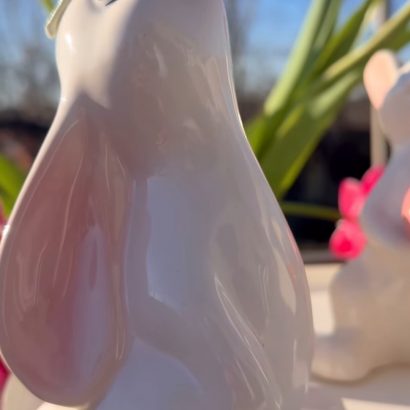 Декоративний білий порцеляновий зайчик з трояндою сувенір