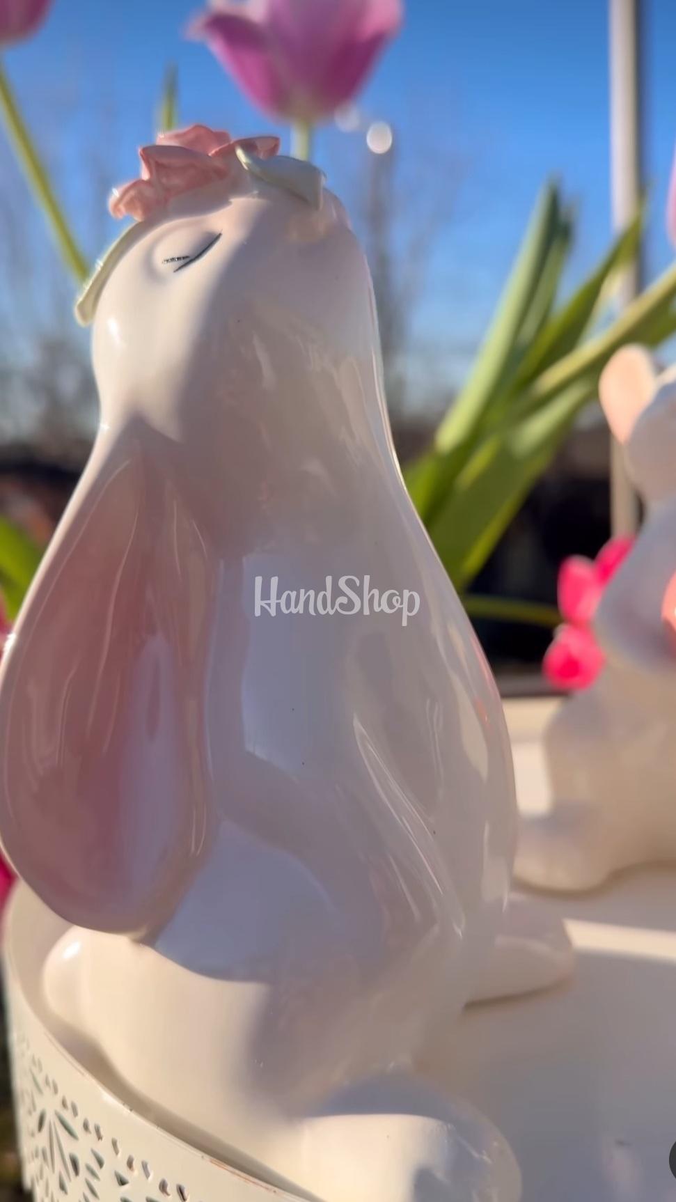 Декоративний білий порцеляновий зайчик з трояндою сувенір Декоративний білий порцеляновий зайчик з трояндою сувенір