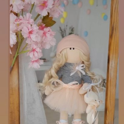 Велика авторська лялька кудрява білявка тільда художниця - живописний образ чудової теплоти та любові