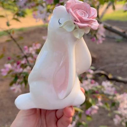 Білий порцеляновий зайчик з рожевою трояндою сувенір