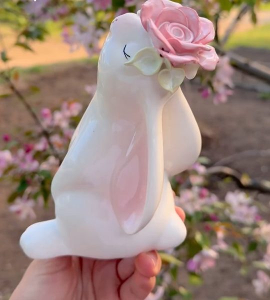 Білий порцеляновий зайчик з рожевою трояндою сувенір