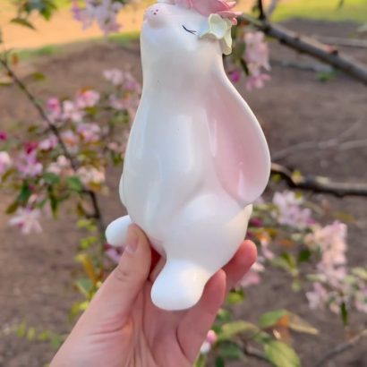 Білий порцеляновий зайчик з рожевою трояндою сувенір