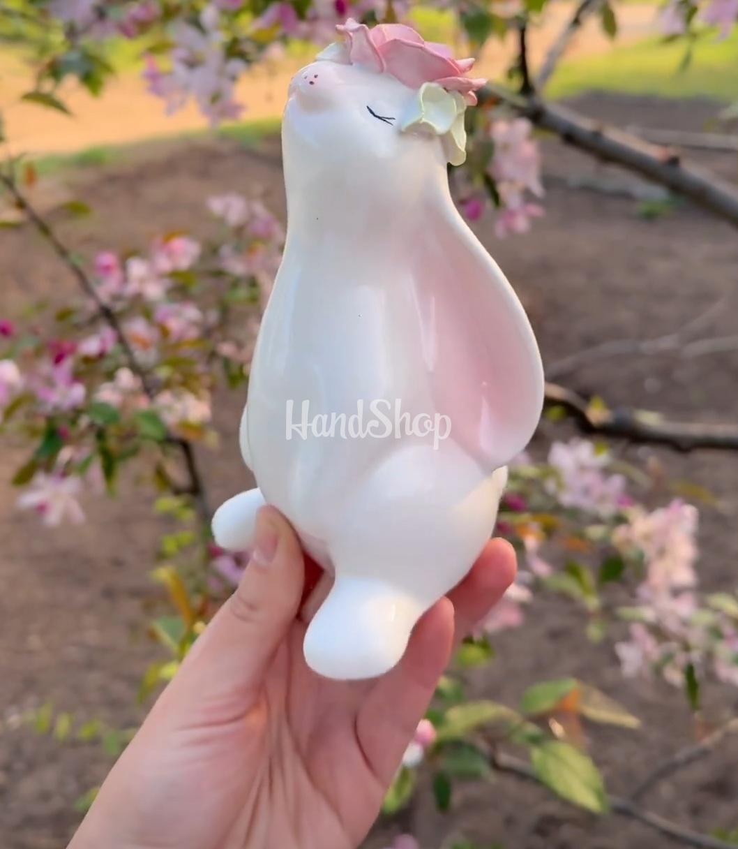 Білий порцеляновий зайчик з рожевою трояндою сувенір Білий порцеляновий зайчик з рожевою трояндою сувенір