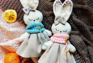 Магія Великодня: іграшка білий кролик у сукні з вишивкою французьким вузликом - весняна мрія дівчат