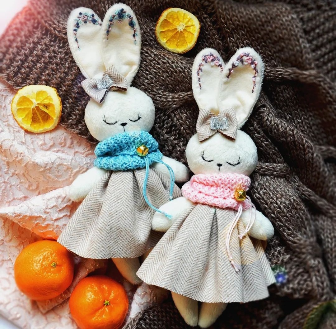 Магія Великодня: іграшка білий кролик у сукні з вишивкою французьким вузликом - весняна мрія дівчат