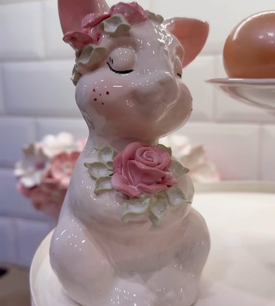 Декоративний білий порцеляновий зайчик з квітами сувенір