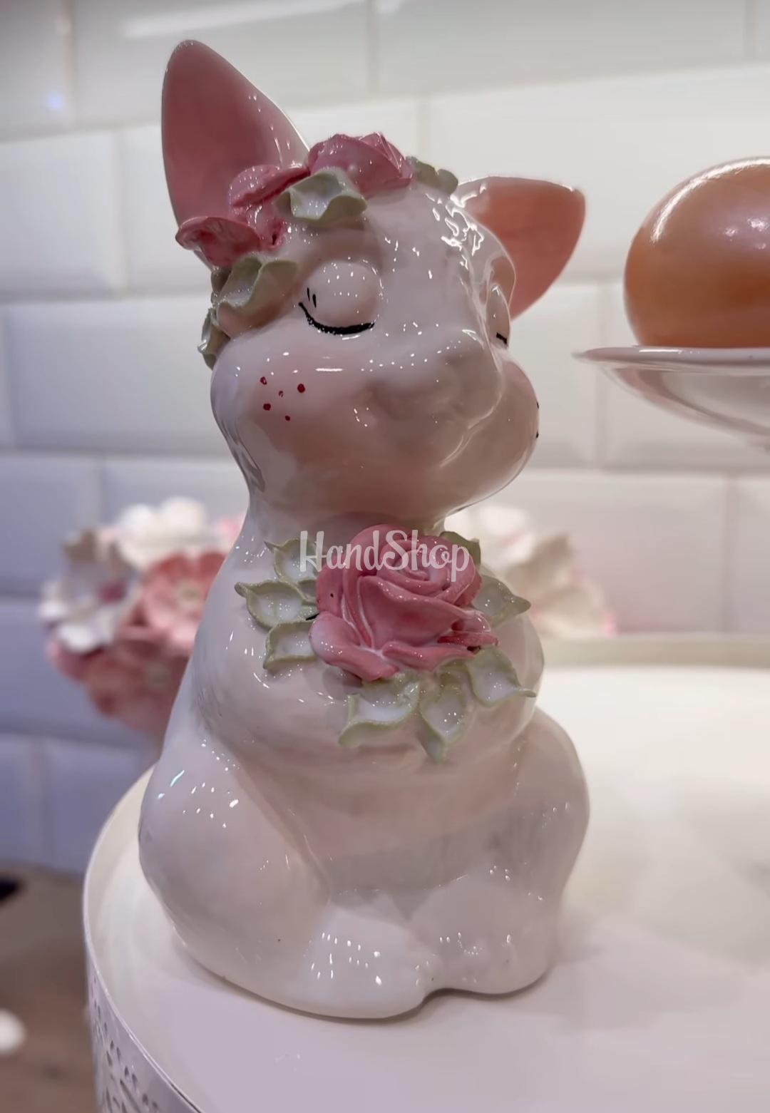 Декоративний білий порцеляновий зайчик з квітами сувенір Декоративний білий порцеляновий зайчик з квітами сувенір