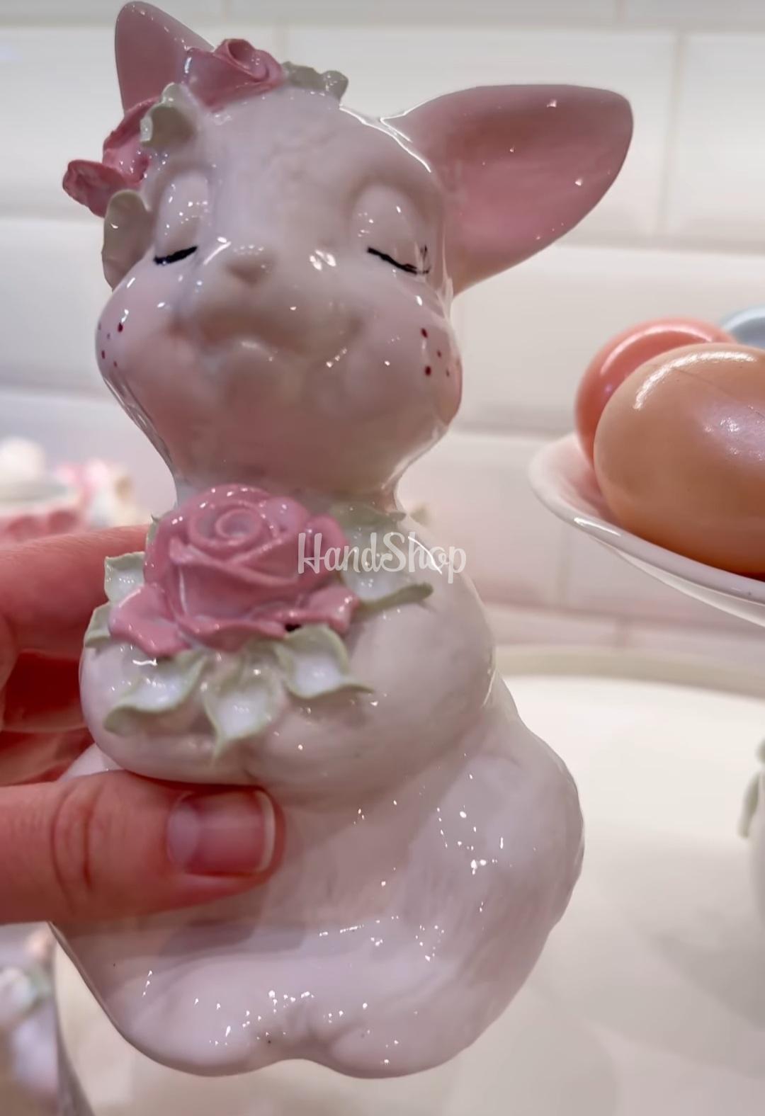 Декоративний білий порцеляновий зайчик з квітами сувенір Декоративний білий порцеляновий зайчик з квітами сувенір