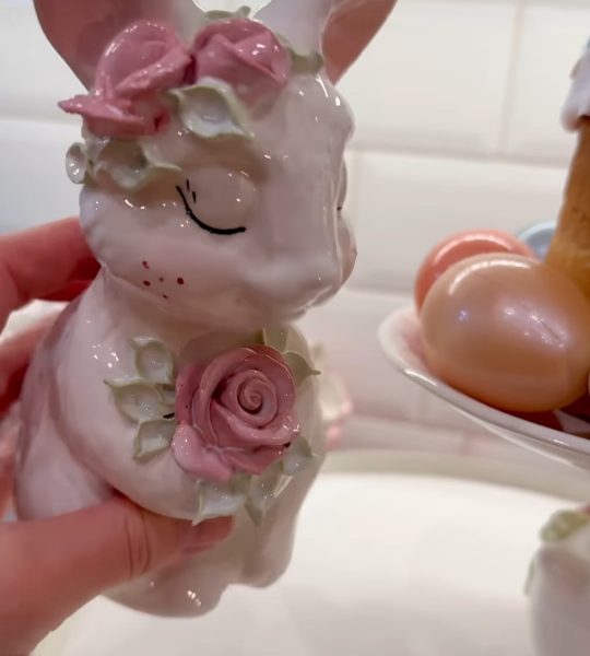 Декоративний білий порцеляновий зайчик з квітами сувенір