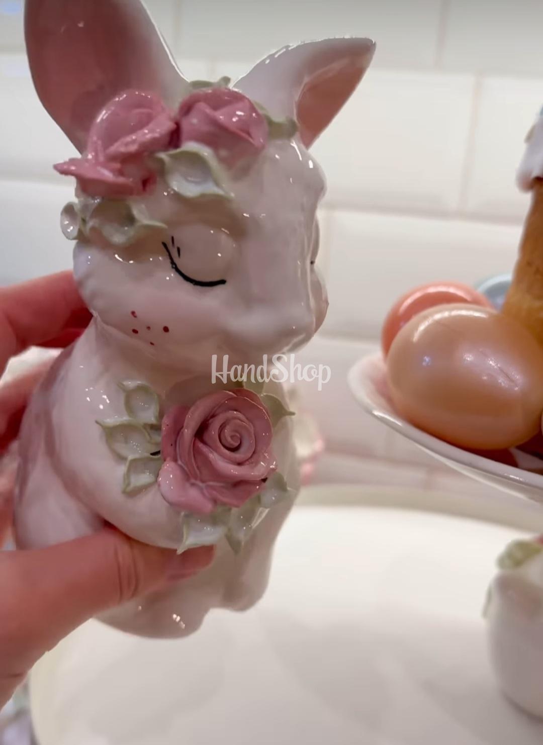 Декоративний білий порцеляновий зайчик з квітами сувенір Декоративний білий порцеляновий зайчик з квітами сувенір