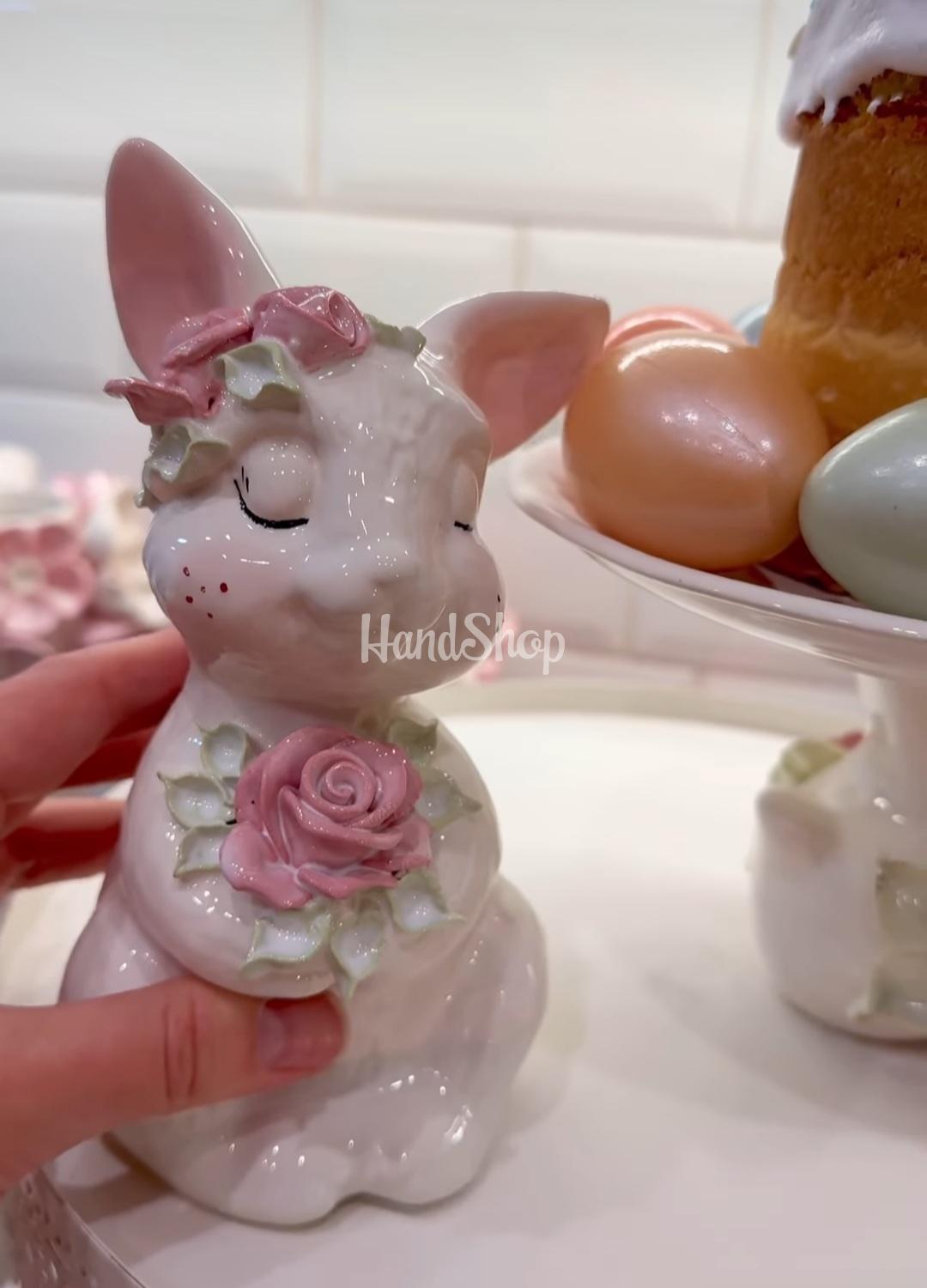 Декоративний білий порцеляновий зайчик з квітами сувенір Декоративний білий порцеляновий зайчик з квітами сувенір