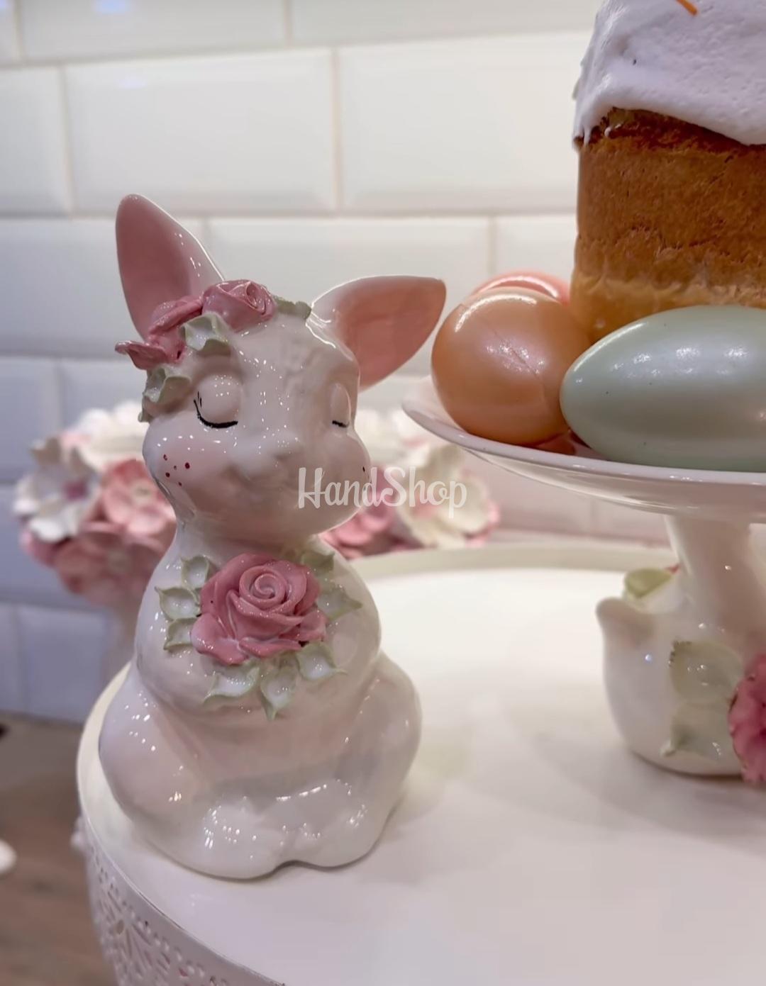 Декоративний білий порцеляновий зайчик з квітами сувенір Декоративний білий порцеляновий зайчик з квітами сувенір