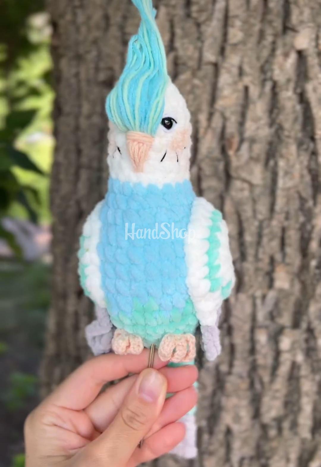 Авторська іграшка в’язаний папуга в бірюзово-білому кольорі Авторська іграшка в’язаний папуга в бірюзово-білому кольорі