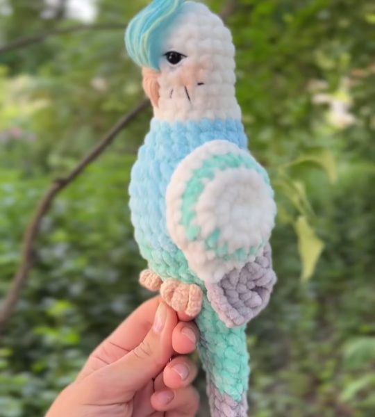 Авторська іграшка в’язаний папуга в бірюзово-білому кольорі