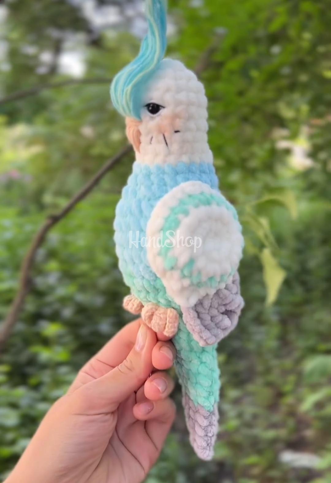 Авторська іграшка в’язаний папуга в бірюзово-білому кольорі Авторська іграшка в’язаний папуга в бірюзово-білому кольорі