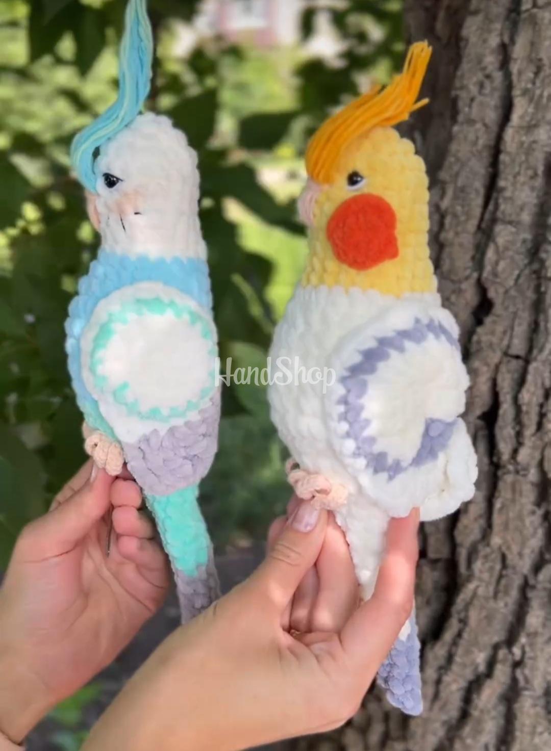 Авторська іграшка в’язаний папуга в бірюзово-білому кольорі Авторська іграшка в’язаний папуга в бірюзово-білому кольорі