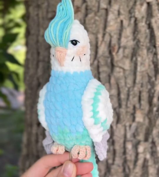 Авторська іграшка в’язаний папуга в бірюзово-білому кольорі