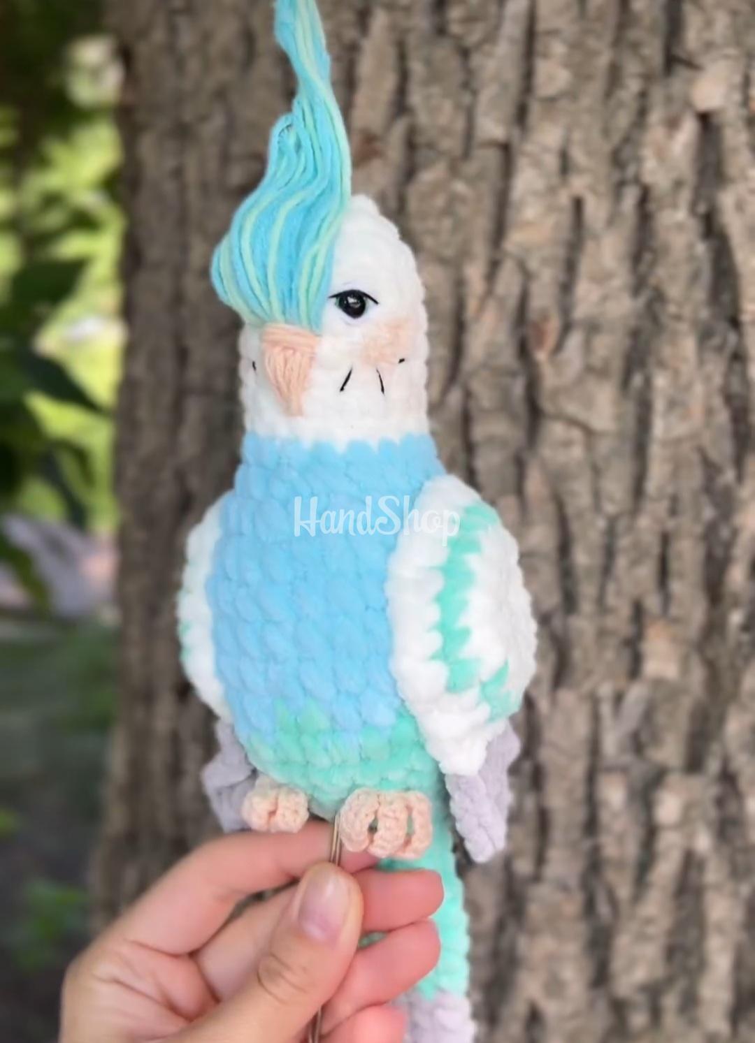 Авторська іграшка в’язаний папуга в бірюзово-білому кольорі Авторська іграшка в’язаний папуга в бірюзово-білому кольорі