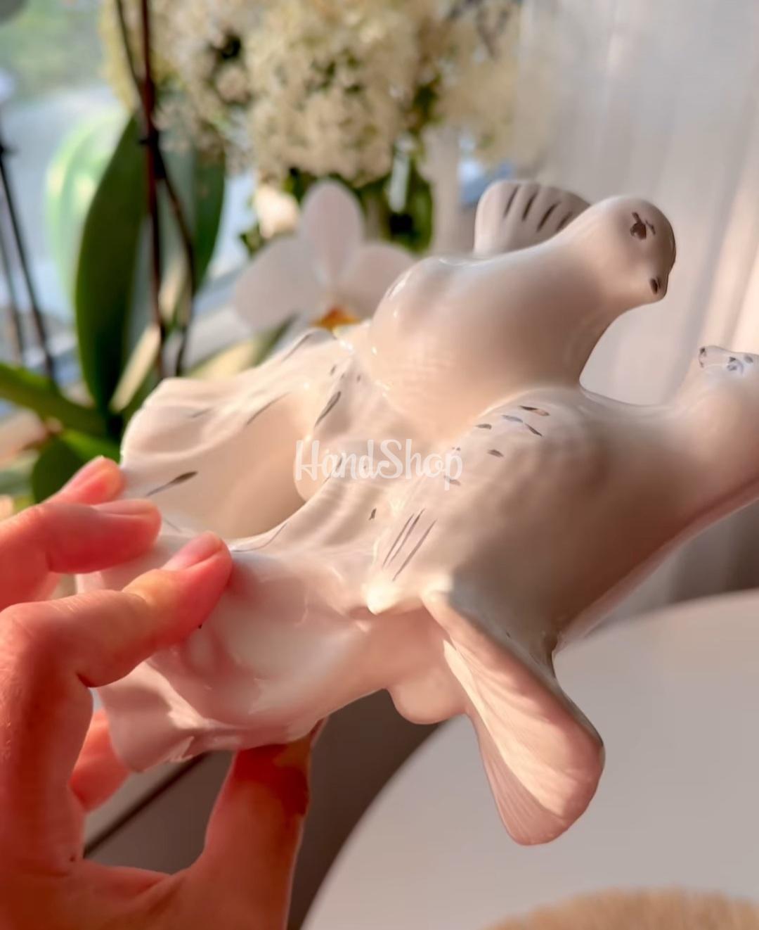 Ці порцелянові голубки ідеально підходять для подарунків на весілля, ювілеї та інші особливі події в житті Ці порцелянові голубки ідеально підходять для подарунків на весілля, ювілеї та інші особливі події в житті