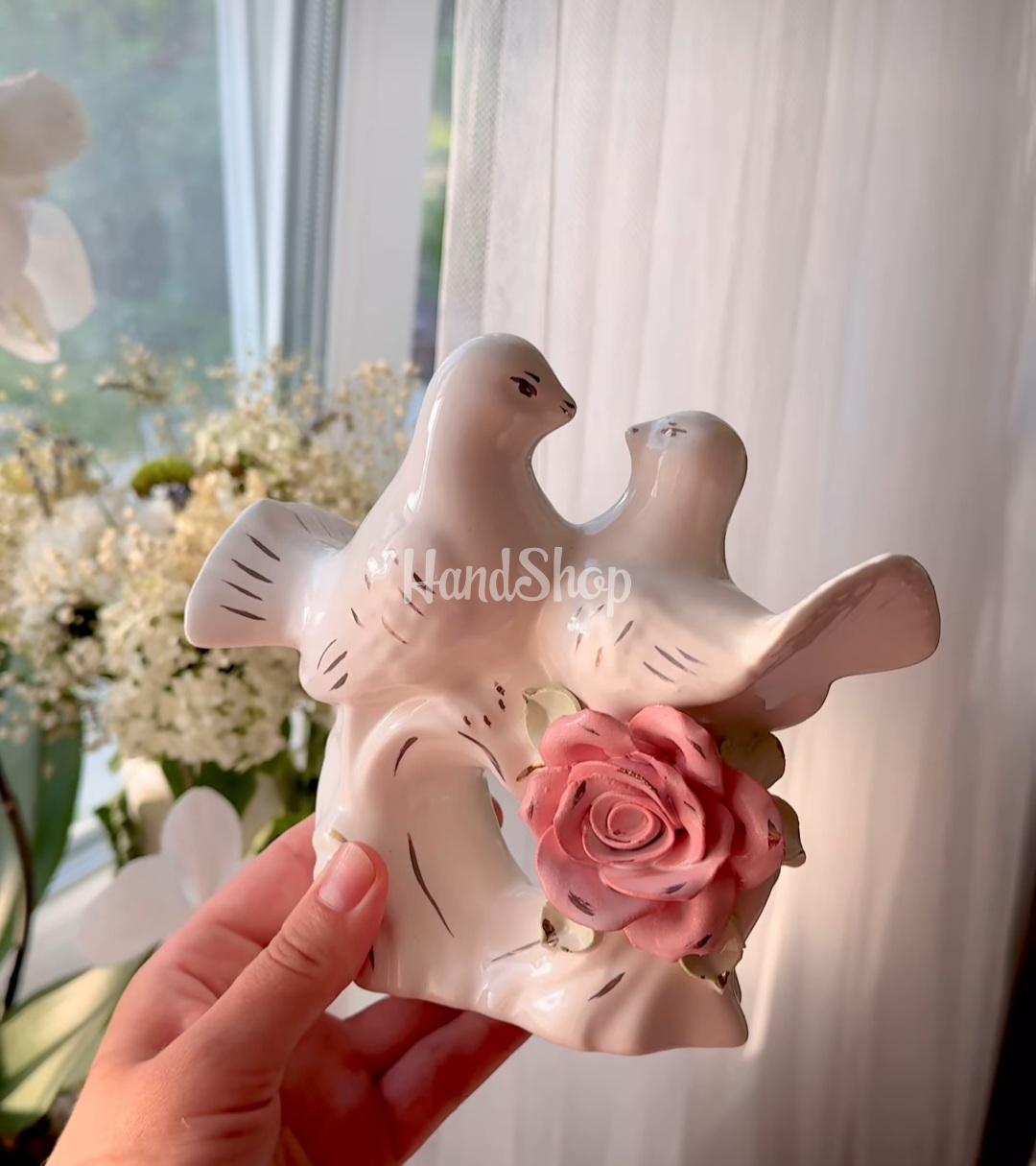 Ці порцелянові голубки ідеально підходять для подарунків на весілля, ювілеї та інші особливі події в житті Ці порцелянові голубки ідеально підходять для подарунків на весілля, ювілеї та інші особливі події в житті