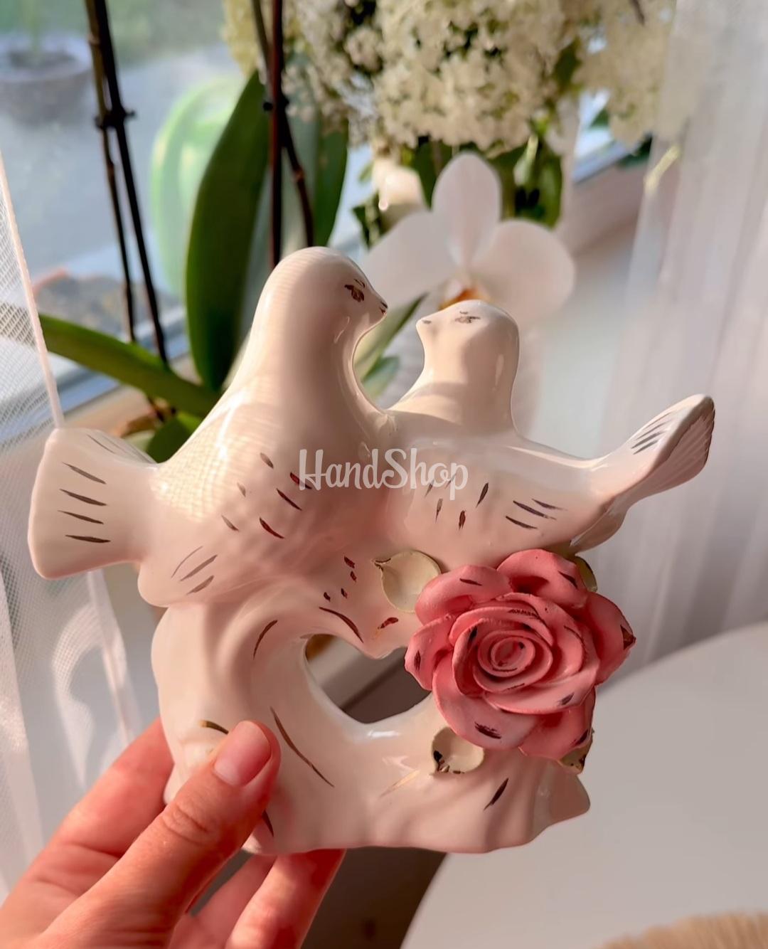 Ці порцелянові голубки ідеально підходять для подарунків на весілля, ювілеї та інші особливі події в житті Ці порцелянові голубки ідеально підходять для подарунків на весілля, ювілеї та інші особливі події в житті