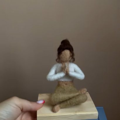 Авторська сувенірна лялька йогиня в позі Намасте