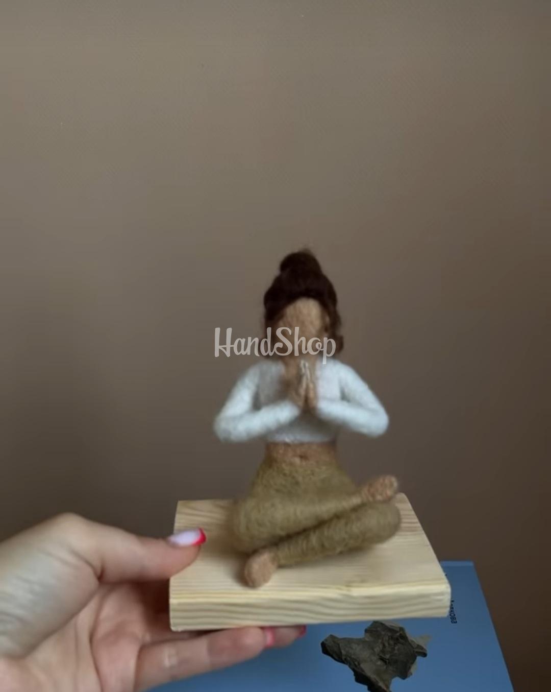 Авторська сувенірна лялька йогиня в позі Намасте Авторська сувенірна лялька йогиня в позі Намасте