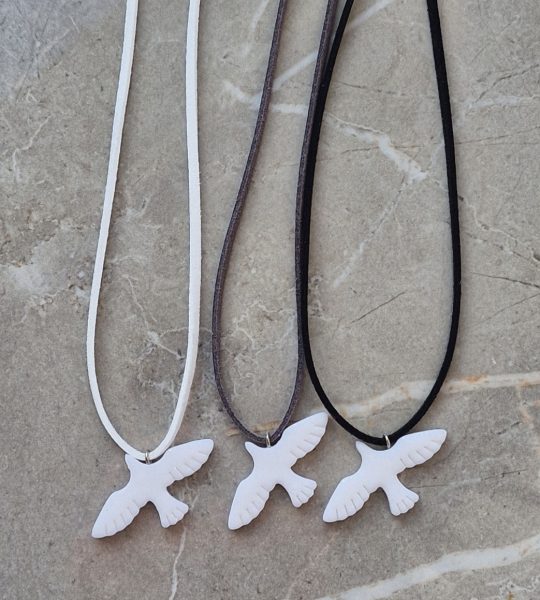 Кулон біла голубка з полімерної глини, замшевий шнур на вибір!