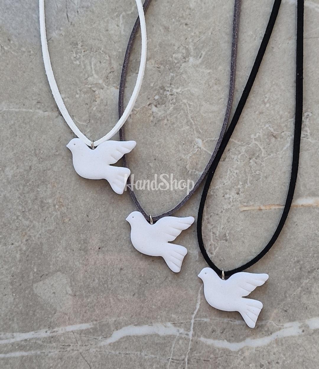 Кулон біла горлиця з полімерної глини, замшевий шнур Кулон біла горлиця з полімерної глини, замшевий шнур