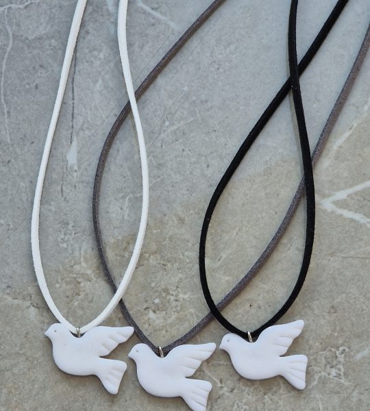 Кулон біла горлиця з полімерної глини, замшевий шнур