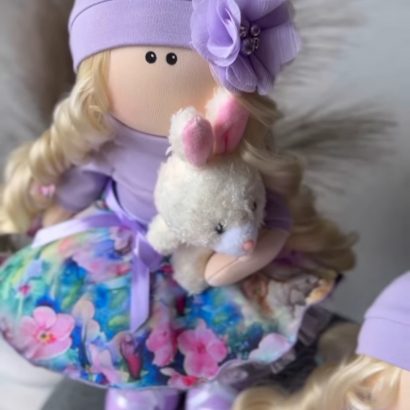 Дитяча інтер’єрна лялька з довгим білявим волоссям