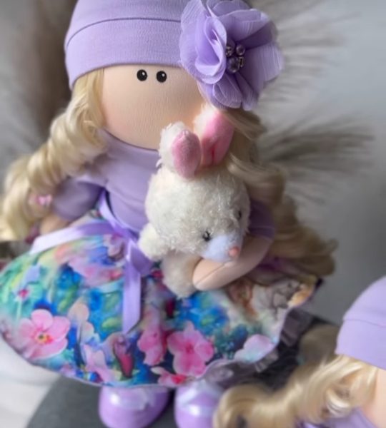 Дитяча інтер’єрна лялька з довгим білявим волоссям