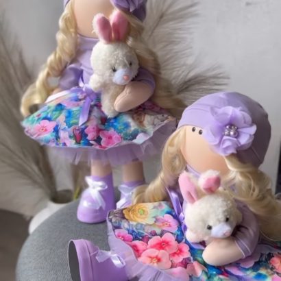 Дитяча інтер’єрна лялька з довгим білявим волоссям