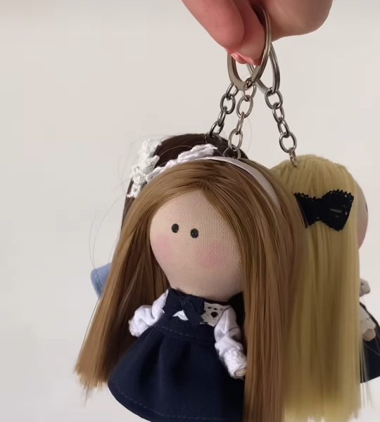 Міні лялька школярка з довгим волоссям брелок сувенір