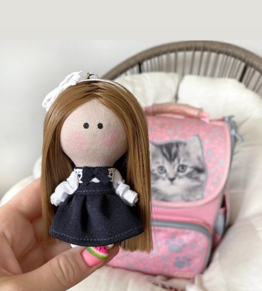 Міні лялька школярка з довгим волоссям брелок сувенір