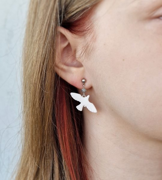 Жіночі сережки білі голубки з полімерної з блискітками