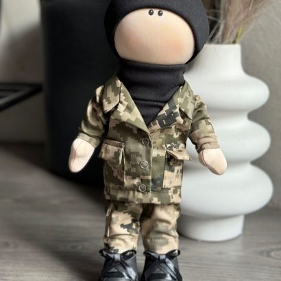 Сувенірні ляльки пара молодят у військові мілітарі формі