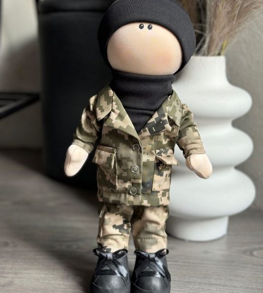 Сувенірні ляльки пара молодят у військові мілітарі формі
