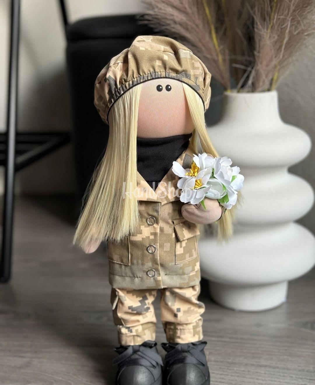 Сувенірна текстильна лялька блондинка захисниця військова Сувенірна текстильна лялька блондинка захисниця військова