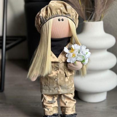Сувенірні ляльки пара молодят у військові мілітарі формі