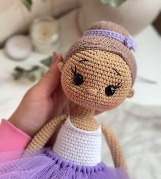 В’язана лялька балеринка в пуантах та фіолетовій пачці