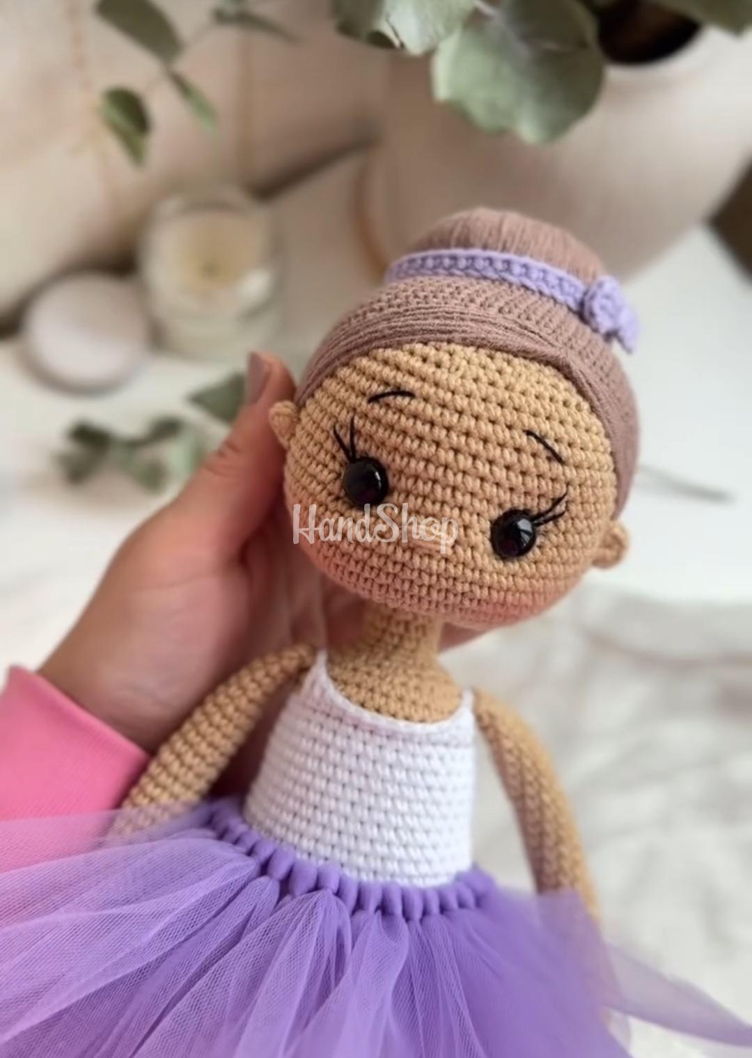 В’язана лялька балеринка в пуантах та фіолетовій пачці В’язана лялька балеринка в пуантах та фіолетовій пачці