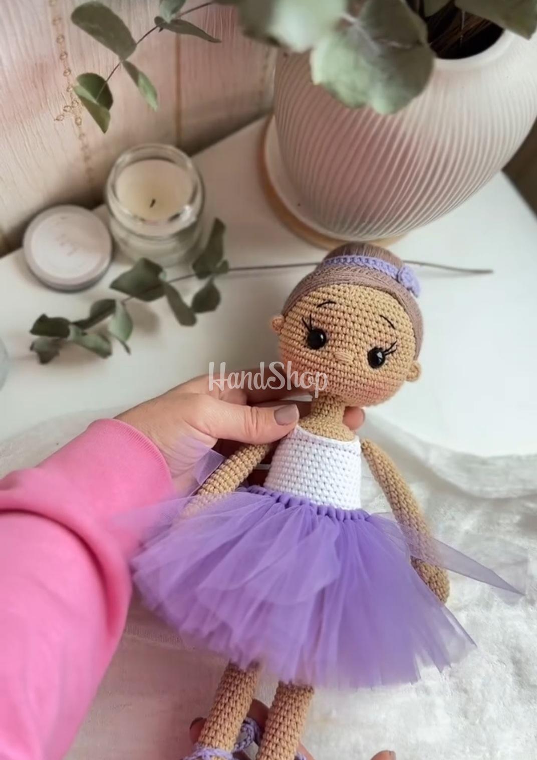 В’язана лялька балеринка в пуантах та фіолетовій пачці В’язана лялька балеринка в пуантах та фіолетовій пачці